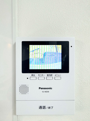 【防犯設備】 | ◆横浜市緑区いぶき野中古◆ | ◆玄関に行かなくても来訪者が確認でき、ハンズフリーで会話をすることが出来ます。モニターを確認する事によって防犯効果も高まります。