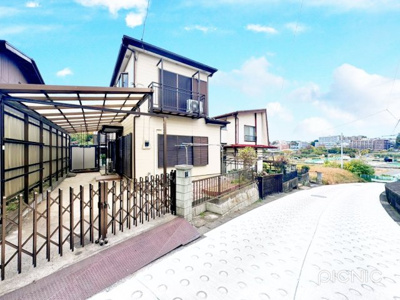 【外観】 | ◆横浜市緑区いぶき野中古◆ | ◆一戸建てを中心とした街並みが整然と続き、周辺は高い建物が建っていないので、緑の多い閑静な趣を感じる環境です。街並みや周辺環境も重要なポイントです！！