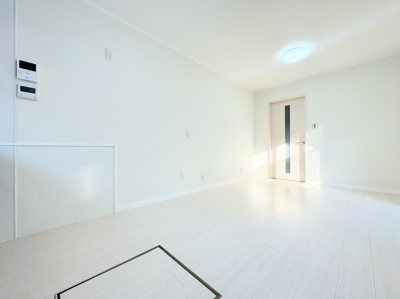 【居間・リビング】 | ◆横浜市緑区いぶき野中古◆ | ◆家族みんなが爽やかに健やかに過ごせるように、溢れる光をたっぷり取り込んだダイニングキッチン。集いの場、憩いの場としての快適性を求めたやすらぎの空間です！