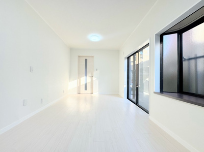 【居間・リビング】 | ◆横浜市緑区いぶき野中古◆ | ◆広々としたダイニングは、シックでモダンな内装。落ち着いた雰囲気に包まれて、伸びやかな空間のなかで、ゆったりと家族団らんのひとときを過ごせます。