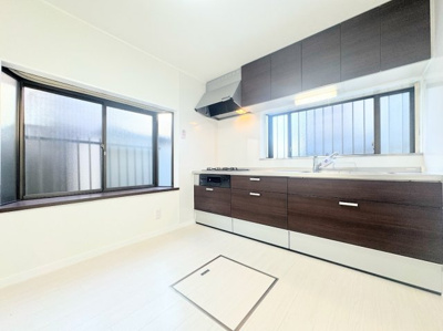 【キッチン】 | ◆横浜市緑区いぶき野中古◆ | ◆デザイン性と機能性を兼ね備えたキッチンです。ダイニングスペースとの一体感が生まれ、広々空間を演出してくれます。