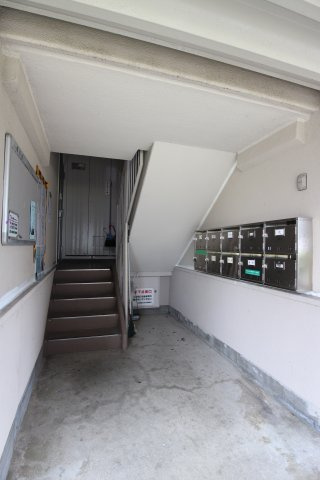 新多聞第2住宅102号棟のエントランス