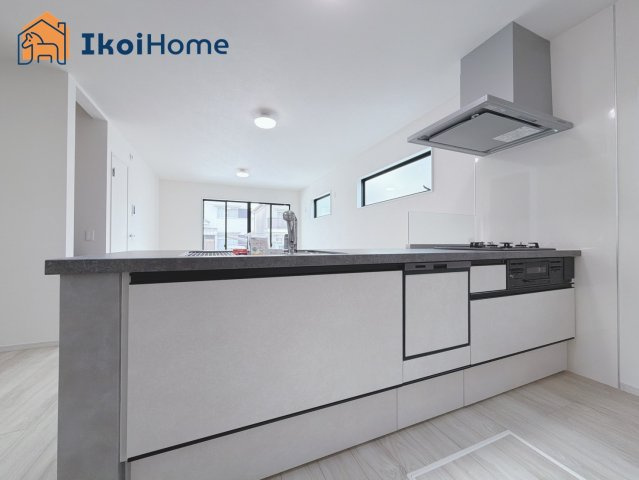 神戸市西区玉津町水谷2期　3号棟　新築戸建のキッチン|【ホームページに現地動画掲載中】●年中無休：当日予約可●人気の対面式のキッチンで明るい！