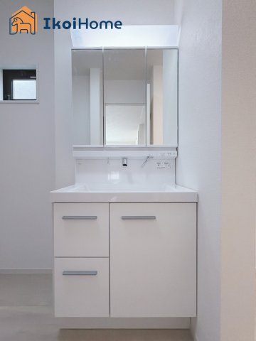 神戸市西区玉津町水谷2期　3号棟　新築戸建の洗面所|【ホームページに現地動画掲載中】●年中無休：当日予約可●お化粧をする時に便利な３面鏡。