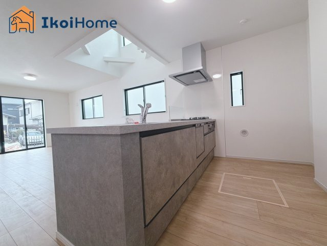 神戸市西区玉津町水谷2期　2号棟　新築戸建のキッチン|【ホームページに現地動画掲載中】●年中無休：当日予約可●カップボードのご依頼可能！