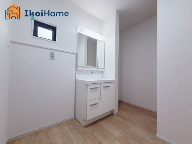 神戸市西区玉津町水谷2期　2号棟　新築戸建の洗面所|【ホームページに現地動画掲載中】●年中無休：当日予約可●洗濯パン未設置。約5000〜15000円で可