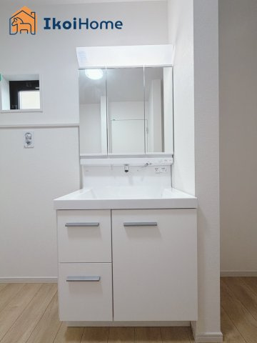 神戸市西区玉津町水谷2期　2号棟　新築戸建の洗面所|【ホームページに現地動画掲載中】●年中無休：当日予約可●洗面台はお化粧をする時に便利な３面鏡。