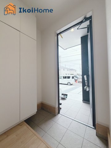 神戸市西区玉津町水谷2期　2号棟　新築戸建の玄関|【ホームページに現地動画掲載中】●年中無休：当日予約可●靴箱収納あり！ご家族様でご使用可能です。