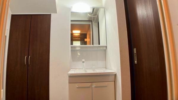 広島市中区吉島新町２丁目　中古一戸建ての独立洗面台