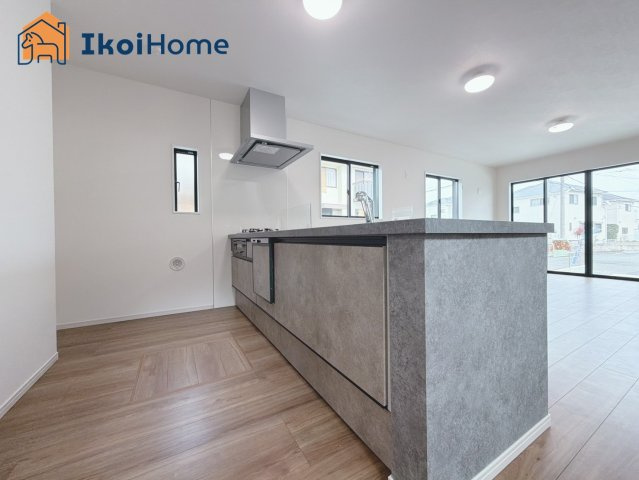 神戸市西区玉津町水谷2期　1号棟　新築戸建のキッチン|◆同社施工例◆人気の対面式キッチン♪家事の時短に欠かせない食洗機付きです！