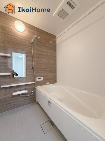 神戸市西区玉津町水谷2期　1号棟　新築戸建の浴室|◆同社施工例◆小窓があり換気良好の浴室です。清潔な空間を保てます。