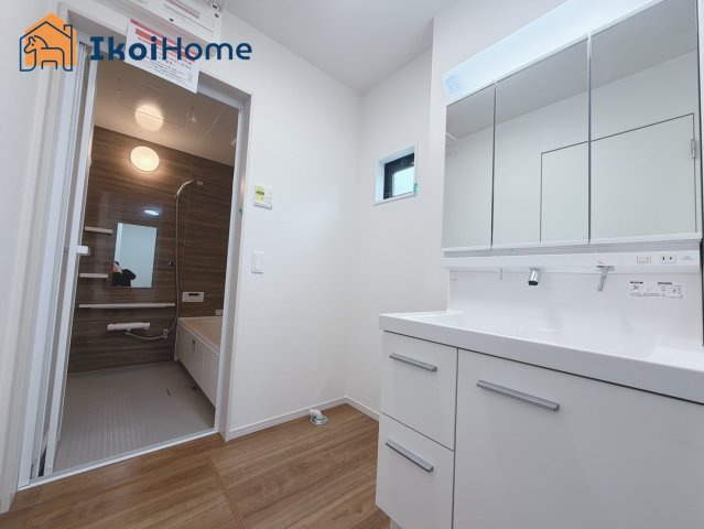 神戸市西区玉津町水谷2期　1号棟　新築戸建の洗面所|◆同社施工例◆洗面台はお化粧をする時にも便利な３面鏡＆お掃除の際にも便利なハンドシャワータイプです。