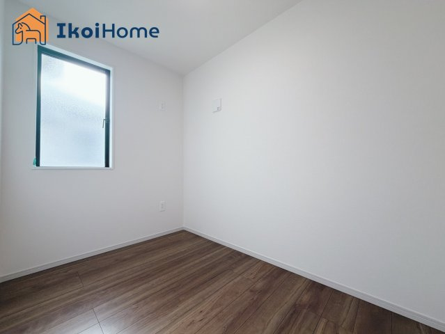 神戸市西区玉津町水谷2期　1号棟　新築戸建の寝室|◆同社施工例◆注意。カーテン・カーテンレールは付いておりません。弊社にご相談ください。