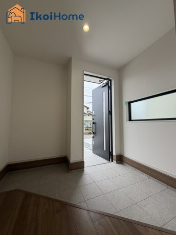 神戸市西区玉津町水谷2期　1号棟　新築戸建の玄関|◆同社施工例◆玄関には靴をたくさん収納できるシューズボックスを完備しております！