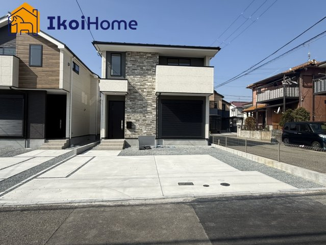 神戸市西区玉津町水谷2期　1号棟　新築戸建のエントランス|●年中無休：当日予約可●人気のリビング階段仕様！洗面横にはリネン室・洋室にはWICを完備！