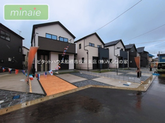 【外観】 | 小学校2分　中学校8分　ランドリールーム付き　パントリー付き　松が丘　5号棟 | 「洗練されたデザインが映える外観です」