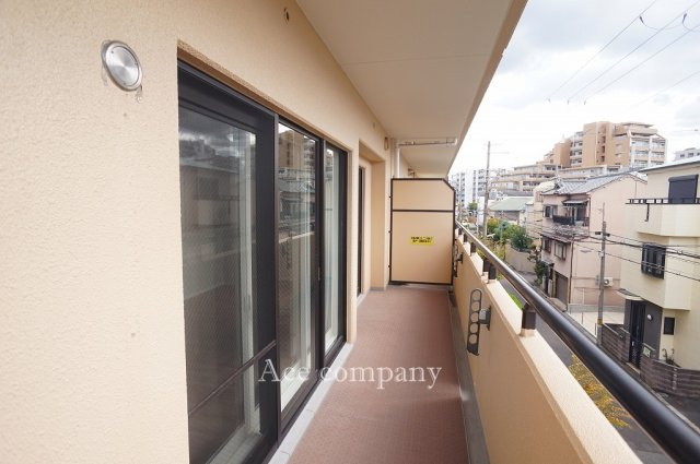 【バルコニー】 | 西田辺グリーンマンション | リビングに面した主要バルコニーは南西向きです☆