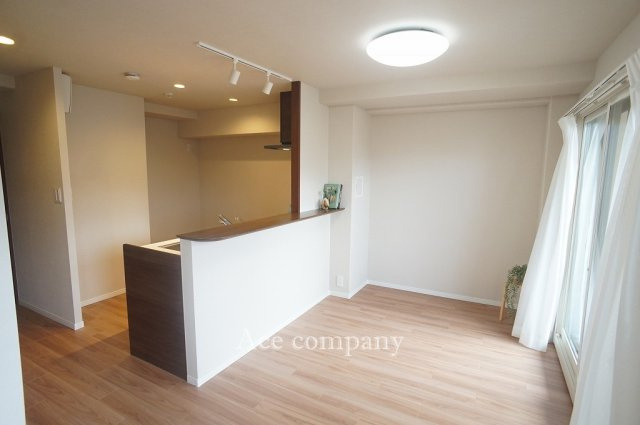 【居間・リビング】 | 西田辺グリーンマンション | 【LDK：約17.3帖】対面式のカウンターキッチンです♪