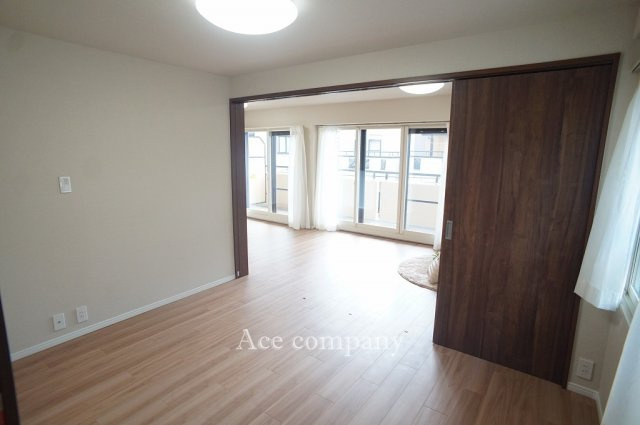 【内装】 | 西田辺グリーンマンション | 【洋室5.4帖】リビングと続き間のお部屋です♪