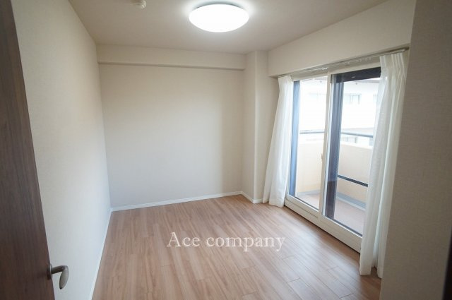 【子供部屋】 | 西田辺グリーンマンション | 【洋室5.6帖】サービスバルコニーに面したお部屋です☆内窓付きです☆