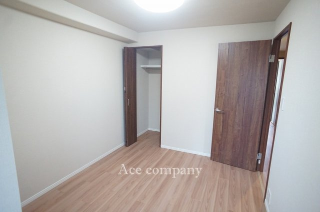 【子供部屋】 | 西田辺グリーンマンション | 【洋室5.2帖】クローゼット完備です♪