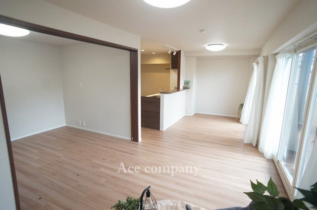 【居間・リビング】 | 西田辺グリーンマンション | 【LDK：約17.3帖】全室クロス貼替え、床フローリング＆フロアタイル張替え、水廻り設備一新、建具新調、LED照明器具取付、配管交換、全窓内窓設置、室内クリーニング済みです☆