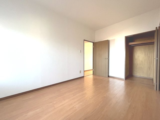 ジーオー尾西の洋室