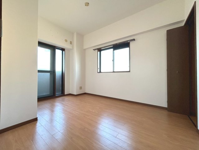 ジーオー尾西の洋室