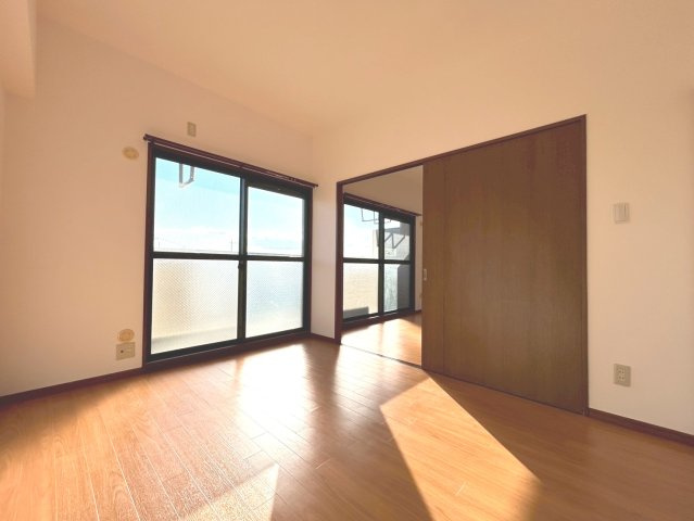 ジーオー尾西の洋室