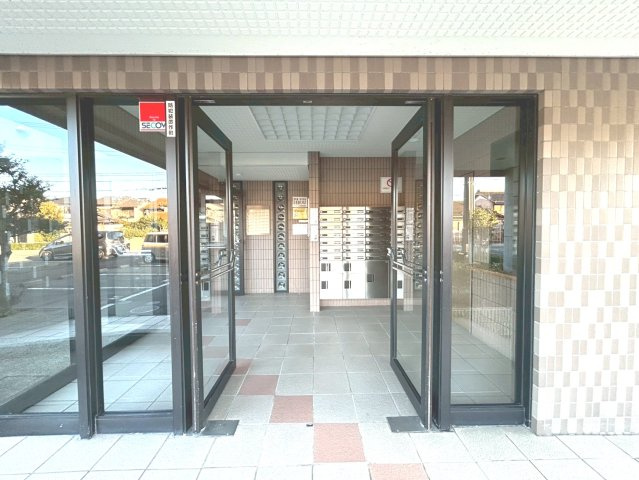 ジーオー尾西のエントランス