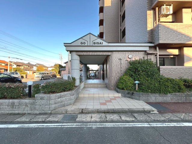 ジーオー尾西のエントランス