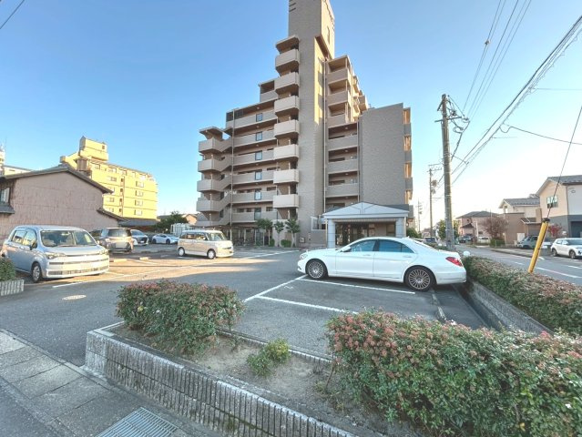 ジーオー尾西の駐車場