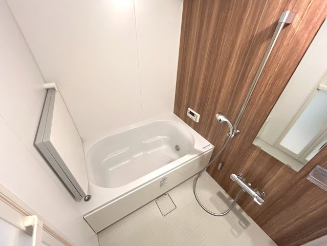 ジーオー尾西の浴室