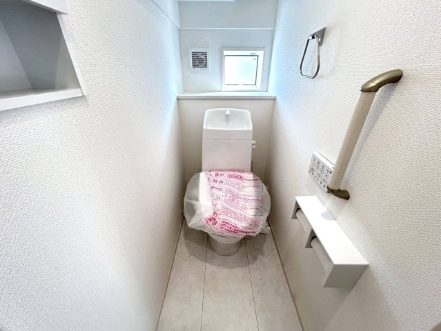 ブルーミングガーデン　一宮市向山町2丁目　全1区画分譲のトイレ|汚れが付きにくく落ちやすい表面加工と、掃除のしやすいフチレス形状便器の相乗効果でお手入れが楽々です。
節水型で家計にも優しい！温水洗浄便座で寒い冬も気持ちよくトイレ時間を過ごせます。