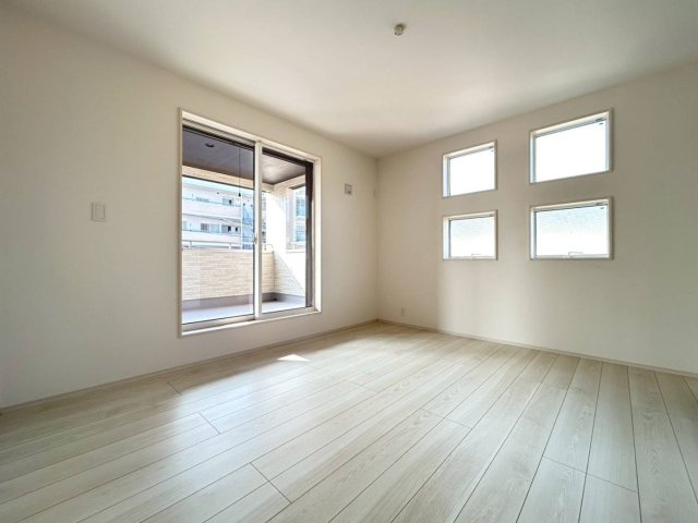 ブルーミングガーデン　一宮市向山町2丁目　全1区画分譲の寝室|全居室に収納を完備！窓は【樹脂枠】と【LOW-E複層ガラス】を採用。高断熱で寒暖差による結露も防ぎます。
建具やクロスなどをトータルコーディネートしており、室内に落ち着きと安らぎを与えてくれます。