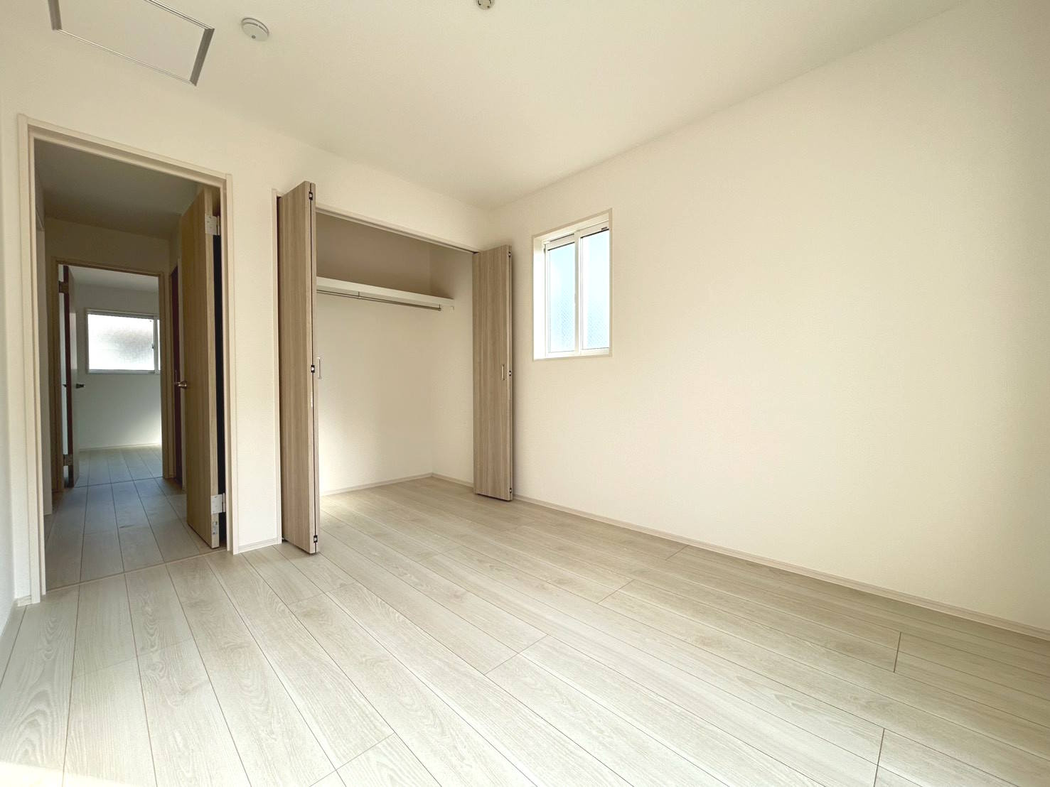 ブルーミングガーデン　一宮市向山町2丁目　全1区画分譲の洋室|全居室に【２４時間換気システム】を設置。家の中の空気をいつも新鮮に保ちます。カビの発生を抑えられます。
気密性に優れているため、部屋によっての温度差が小さく、家中どこでも快適に過ごせます。