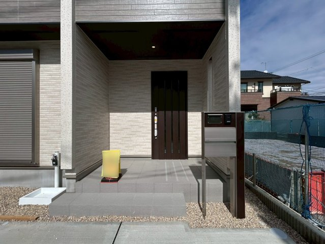 ブルーミングガーデン　一宮市向山町2丁目　全1区画分譲の玄関|専用のカードやスマートフォンで施解錠可能な玄関錠。快適さと防犯面に特化した、新世代の玄関ドアです。
鍵の毎回の開け閉めのイライラが減り、毎日の暮らしにゆとりが生まれます。