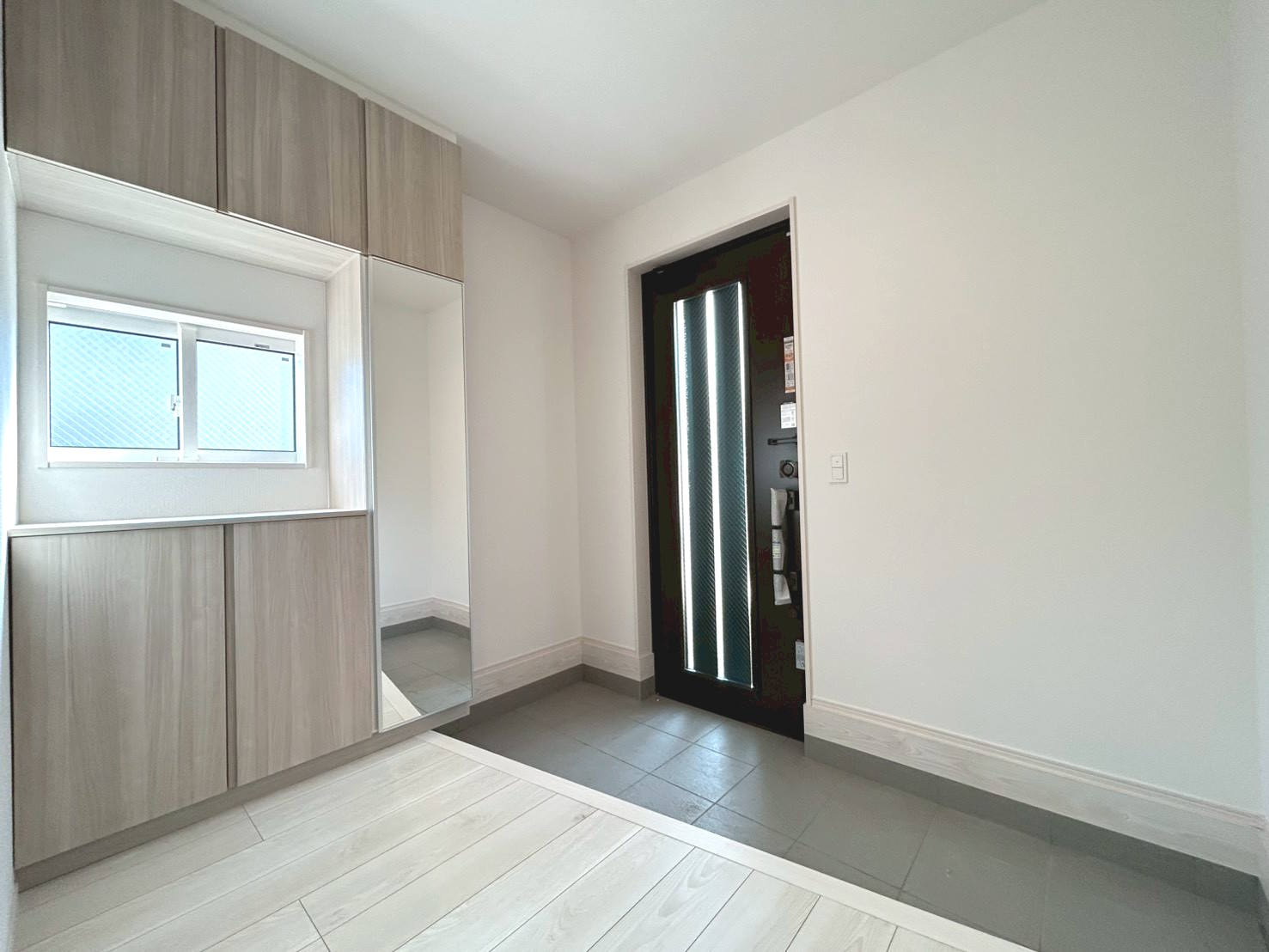 ブルーミングガーデン　一宮市向山町2丁目　全1区画分譲の玄関|専用のカードやスマートフォンで施解錠可能な玄関錠。快適さと防犯面に特化した、新世代の玄関ドアです。
鍵の毎回の開け閉めのイライラが減り、毎日の暮らしにゆとりが生まれます。