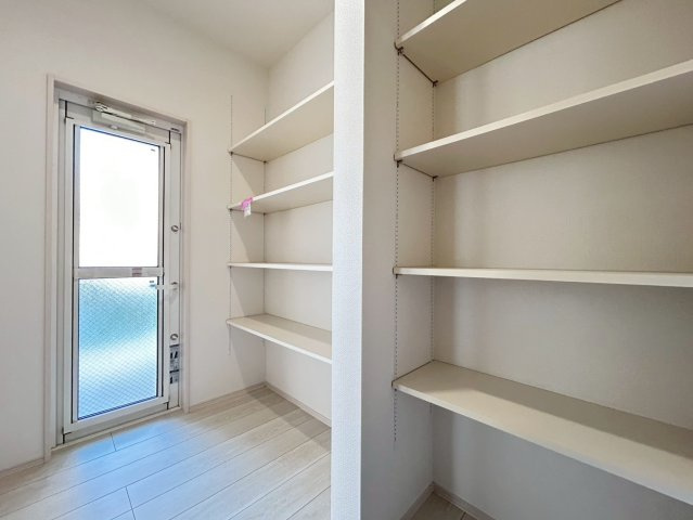 ブルーミングガーデン　一宮市向山町2丁目　全1区画分譲の収納|パントリー収納です。勝手口ドアもあり、ゴミ出し時にも大変便利です。