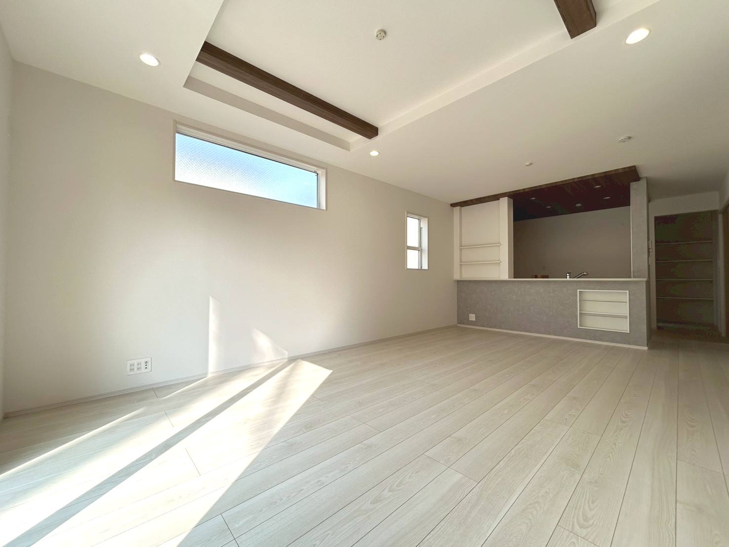 ブルーミングガーデン　一宮市向山町2丁目　全1区画分譲の居間・リビング|リビングには開放感のある【折上げ天井】を採用。最大2.6mの天井高で部屋をより広く明るく感じられます。
開放感と高級感を演出し、自然と家族みんなが集まる心地よい空間を作り出しています。