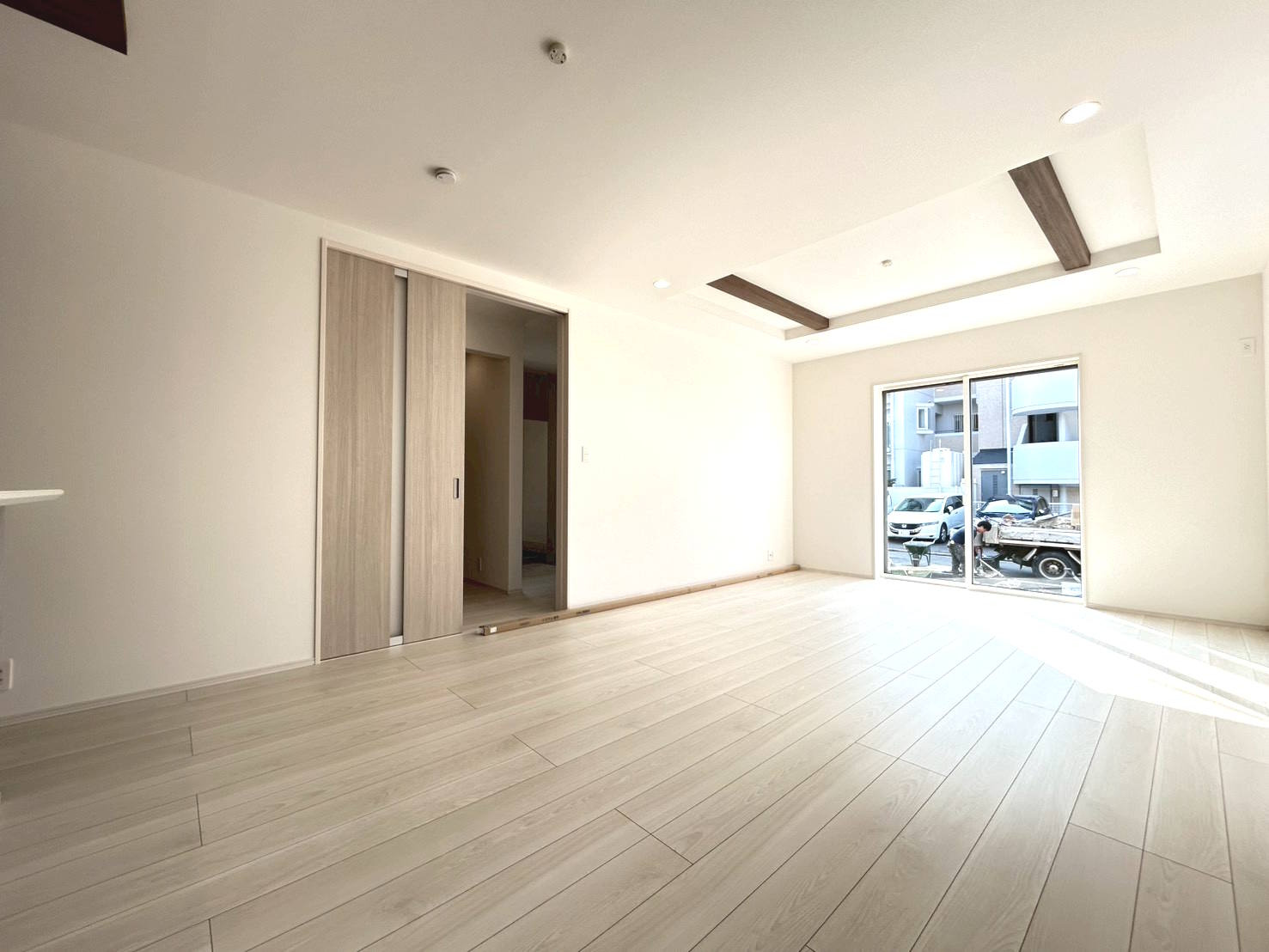 ブルーミングガーデン　一宮市向山町2丁目　全1区画分譲の居間・リビング|リビングには開放感のある【折上げ天井】を採用。最大2.6mの天井高で部屋をより広く明るく感じられます。
開放感と高級感を演出し、自然と家族みんなが集まる心地よい空間を作り出しています。