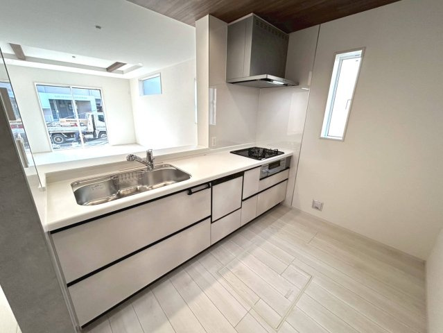 ブルーミングガーデン　一宮市向山町2丁目　全1区画分譲の居間・リビング|リビングには開放感のある【折上げ天井】を採用。最大2.6mの天井高で部屋をより広く明るく感じられます。
開放感と高級感を演出し、自然と家族みんなが集まる心地よい空間を作り出しています。