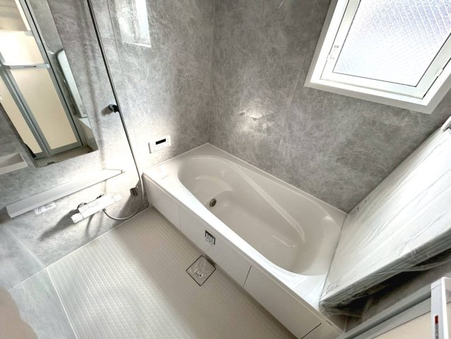 ブルーミングガーデン　一宮市向山町2丁目　全1区画分譲の浴室|浴室は【ほっカラリ床】【魔法瓶びん槽】【エアインシャワー】【浴室換気乾燥機】の高機能設備の仕様です。
雨の日の洗濯物乾燥や、日々のお手入れにも便利で、浴室をスッキリ清潔に保てます。