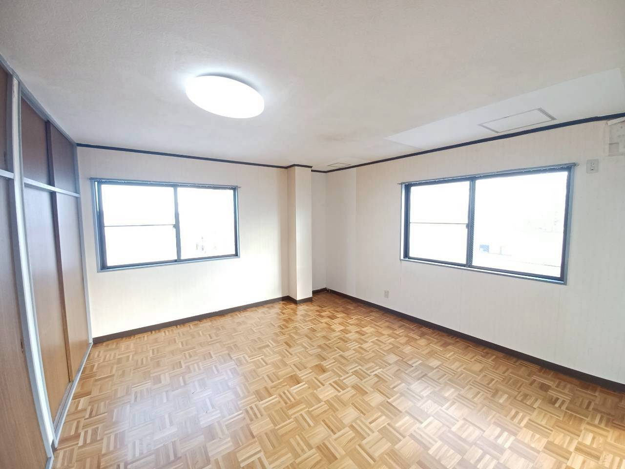 岡部ビル3F・4F貸家の居間・リビング