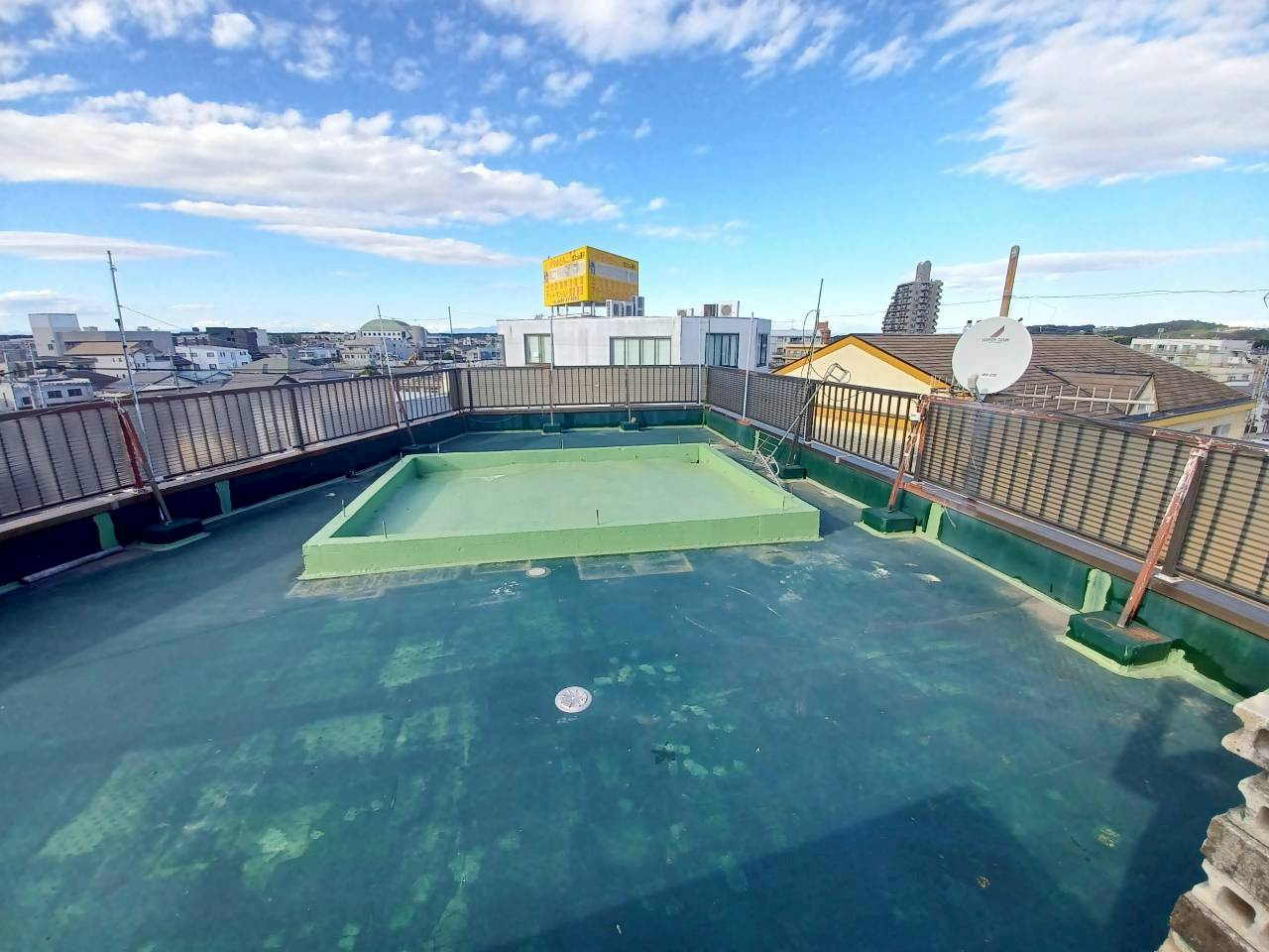 岡部ビル3F・4F貸家の駐車場