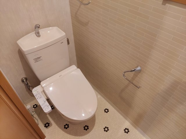 宝塚市宝梅3丁目一戸建のトイレ|1階トイレ　温水洗浄便座付き