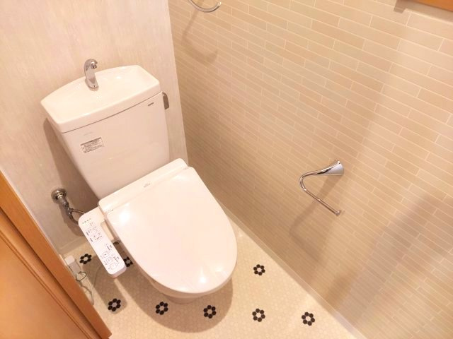 宝塚市宝梅3丁目一戸建のトイレ|1階トイレ　温水洗浄便座付き