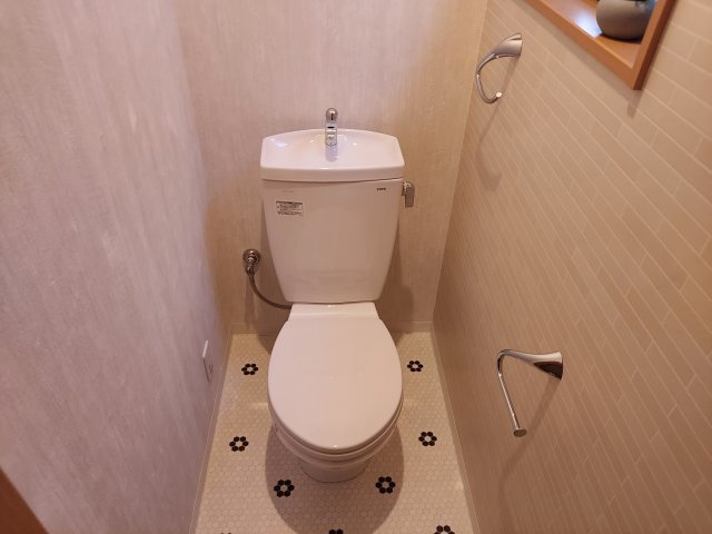 宝塚市宝梅3丁目一戸建のトイレ|2階トイレ