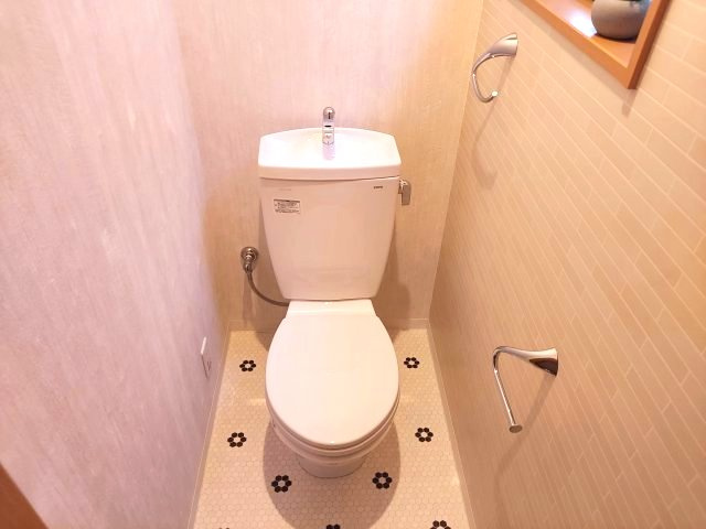 宝塚市宝梅3丁目一戸建のトイレ|2階トイレ