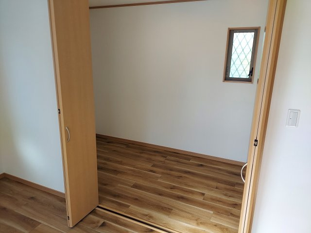 宝塚市宝梅3丁目一戸建の収納|2階洋室西側約6帖　ウォークインクローゼット